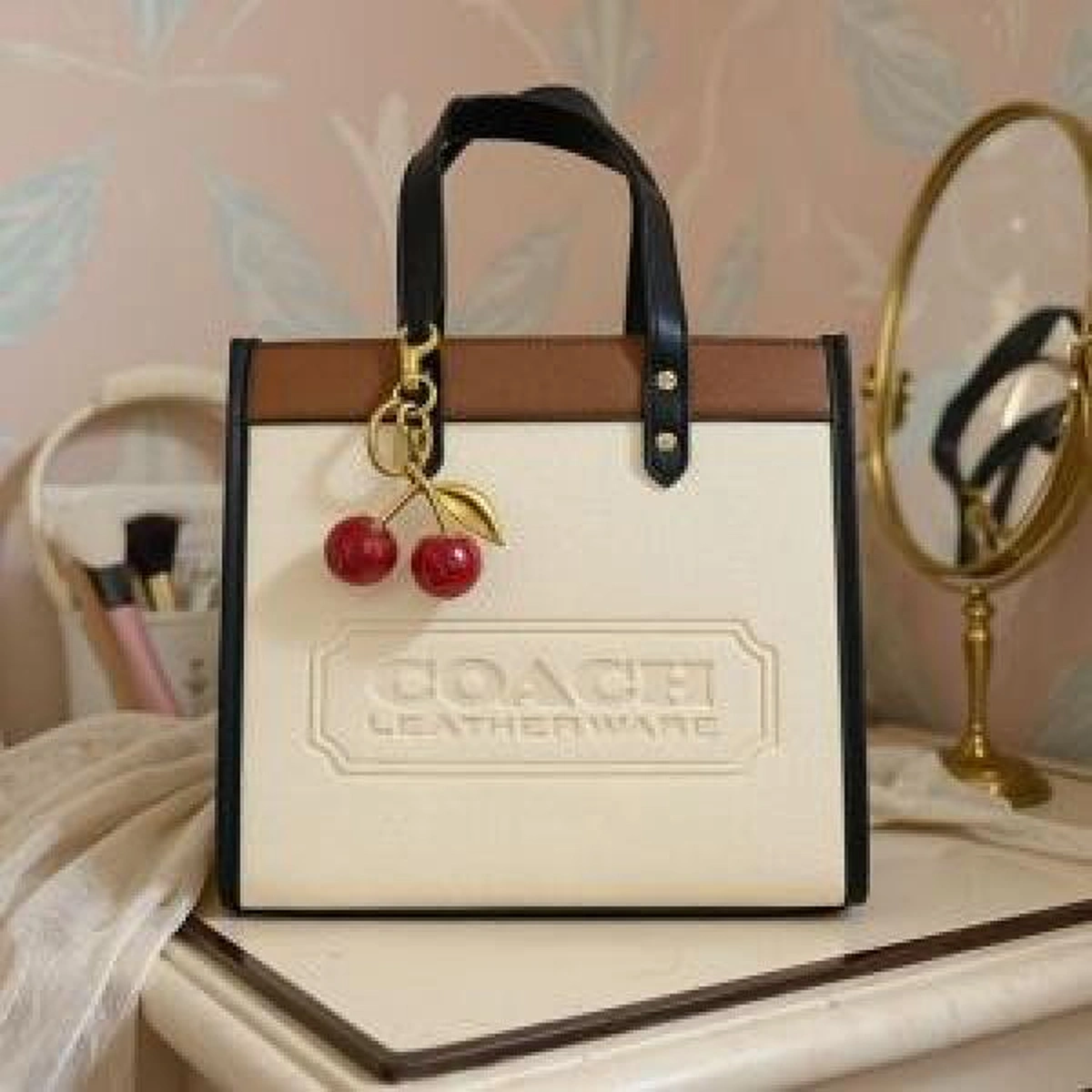 Luxury Coach Field Tote Bag With Og Folding Box For Women (BOT2648) - stayhit.in Luxury Coach Field Tote Bag With Og Folding Box For Women (BOT2648) - stayhit.in