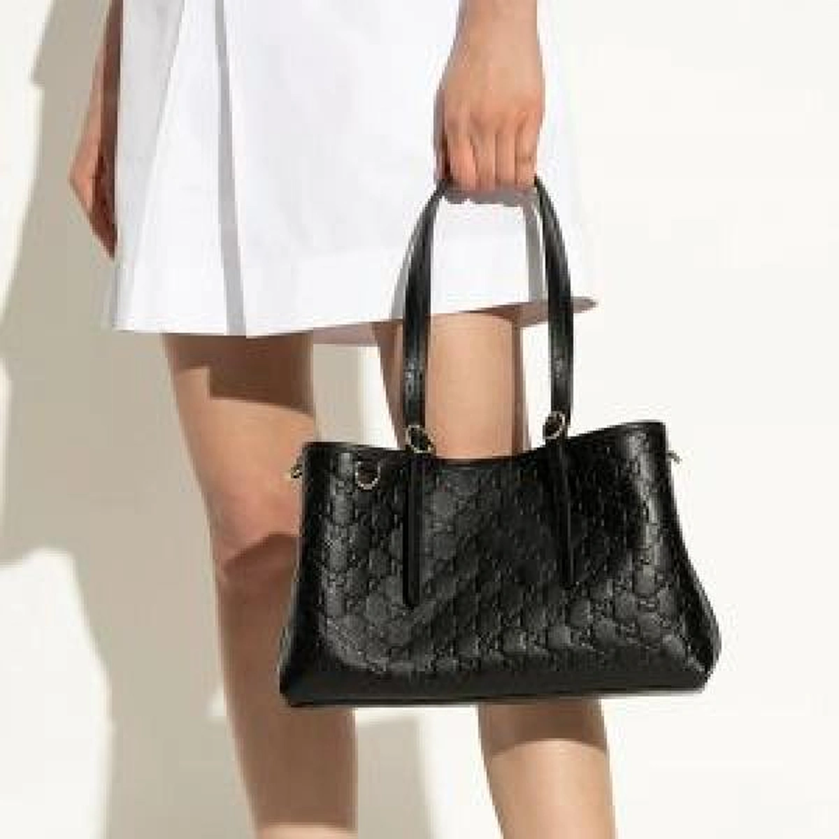 Luxury Gucci Gg Emblem Medium Tote Bag For Women (BOT2645) - stayhit.in Luxury Gucci Gg Emblem Medium Tote Bag For Women (BOT2645) - stayhit.in