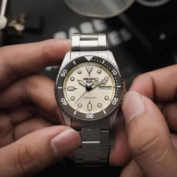 Luxury Seiko 5 Sports Midi Mono Watch For Men (BOT3965) - stayhit.in