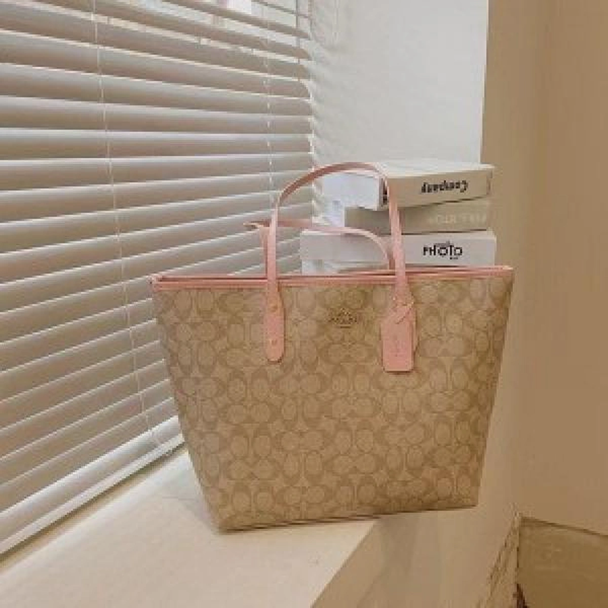 Premium Coach Hutton Tote Bag With Box For Women (BOT2803) - stayhit.in Premium Coach Hutton Tote Bag With Box For Women (BOT2803) - stayhit.in