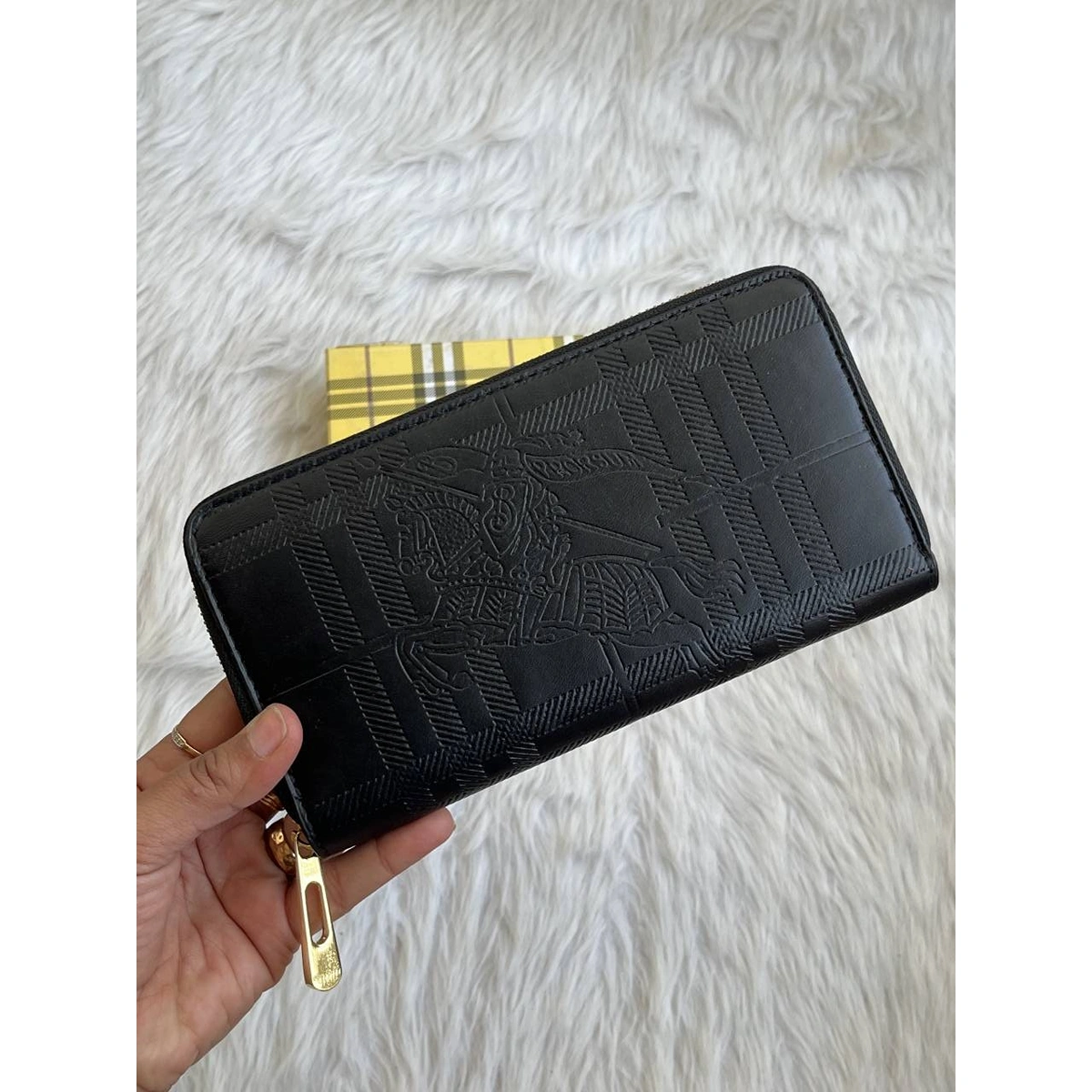 Stylish Burberry Zippy Wallet With Original Box For Women (DW212) - stayhit.in Stylish Burberry Zippy Wallet With Original Box For Women (DW212) - stayhit.in