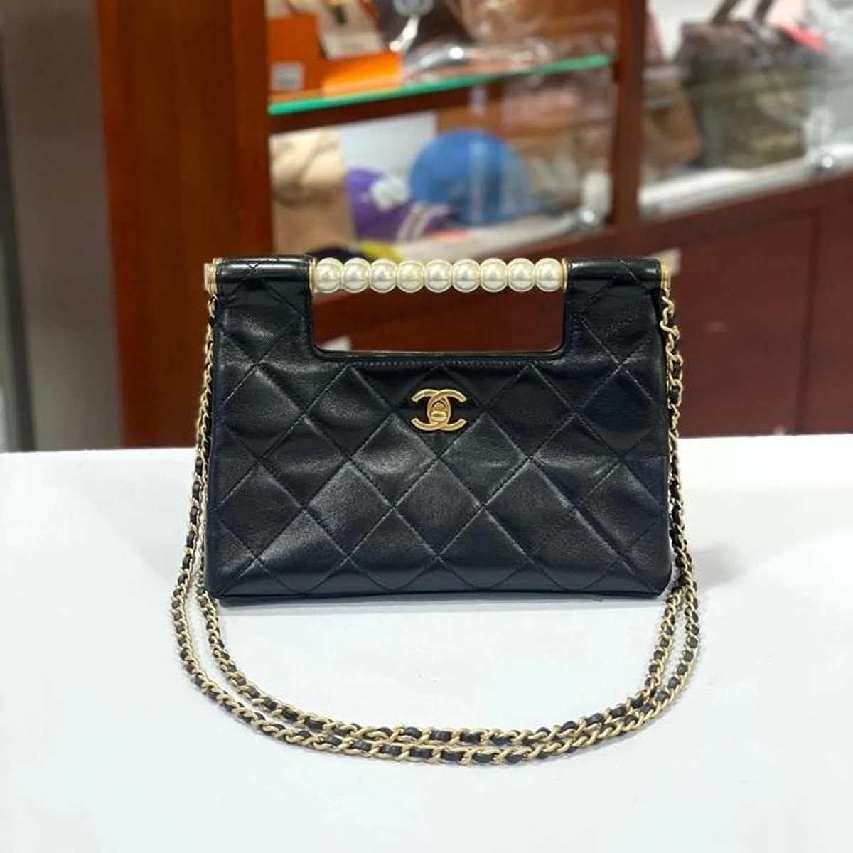 Stylish Chanel Pearl Flap Shoulder Bag With Og Box & Dust Bag For Women (LAB1060) - stayhit.in Stylish Chanel Pearl Flap Shoulder Bag With Og Box & Dust Bag For Women (LAB1060) - stayhit.in