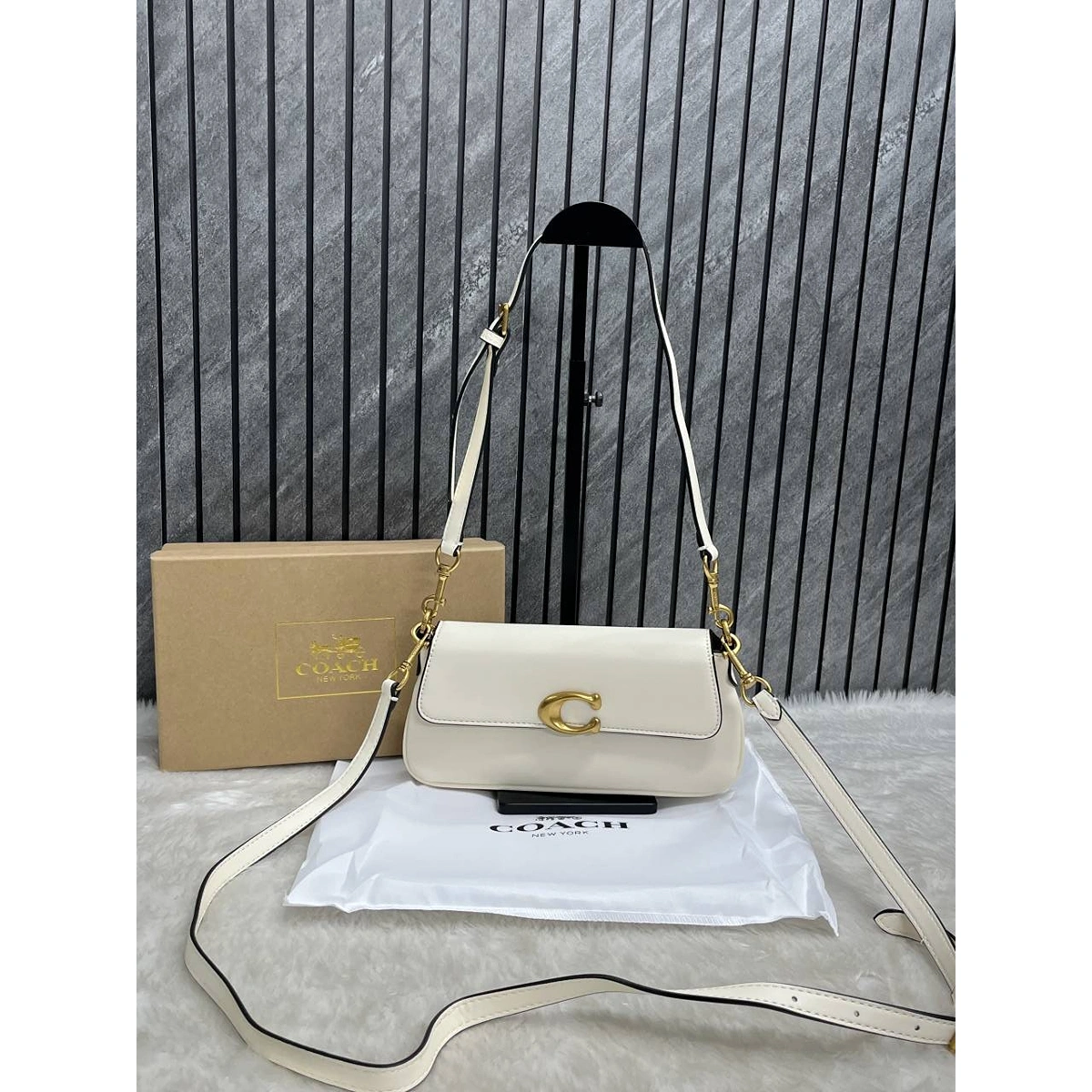 Stylish Coach Jet Set Shoulder Bag With Og Box For Women (SOS493) - stayhit.in Stylish Coach Jet Set Shoulder Bag With Og Box For Women (SOS493) - stayhit.in