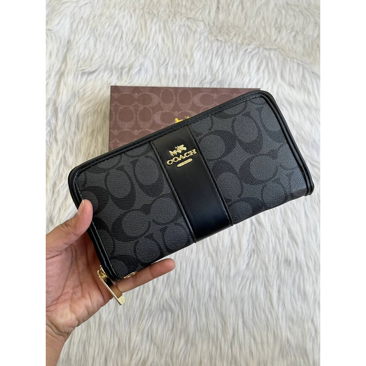 Stylish Coach Long Zippy Wallet With Og Box For Women (DW225) - stayhit.in Stylish Coach Long Zippy Wallet With Og Box For Women (DW225) - stayhit.in