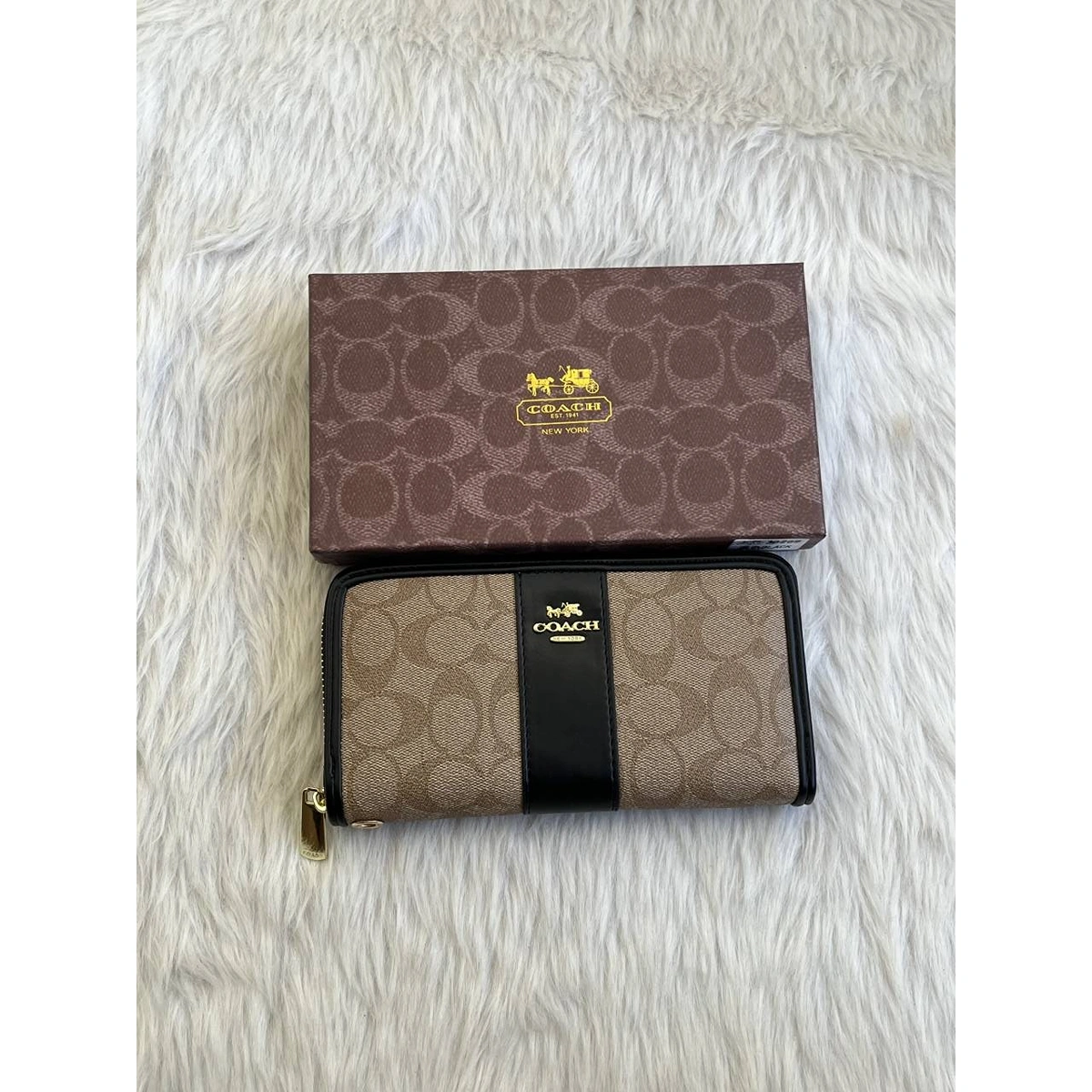 Stylish Coach Long Zippy Wallet With Og Box For Women (DW226) - stayhit.in Stylish Coach Long Zippy Wallet With Og Box For Women (DW226) - stayhit.in