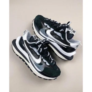 Supreme Nike Vapor Waffle Shoes Black White X Sacai For Men (SUP2913) - stayhit.in